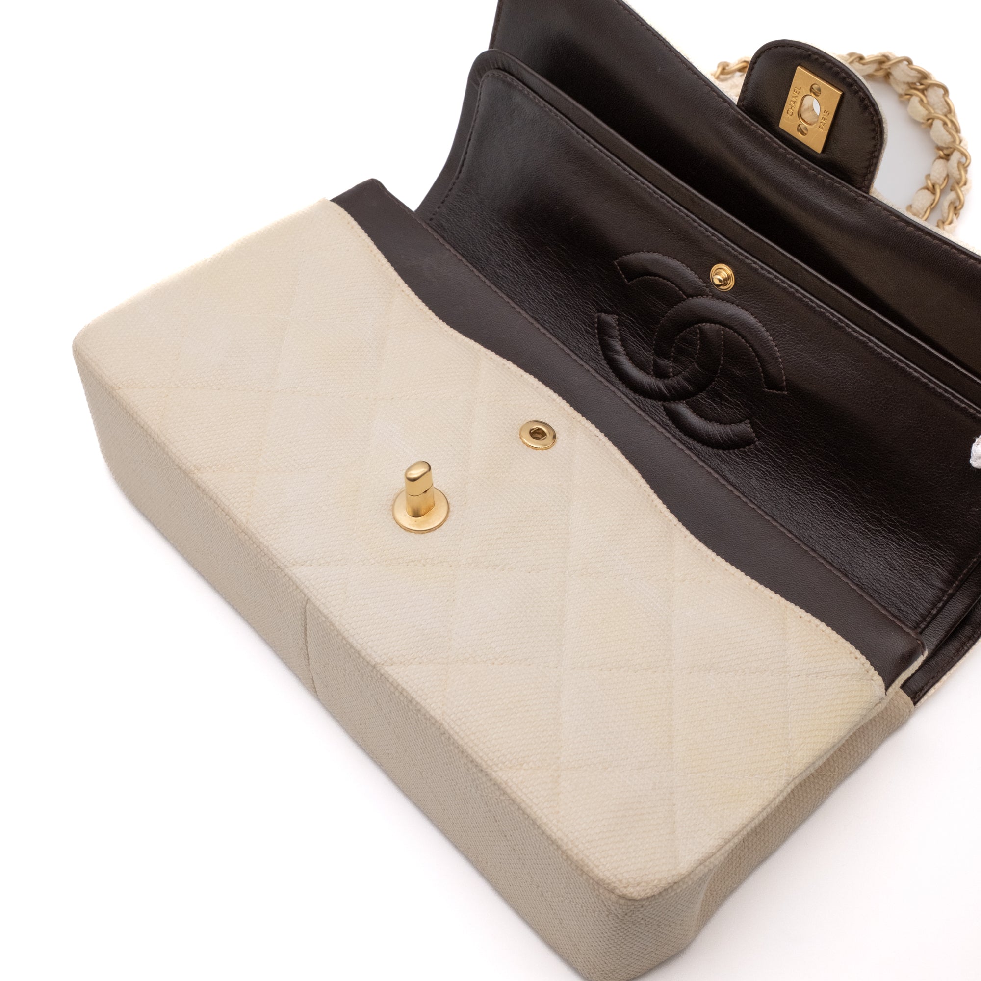 Cremefarbene Chanel Timeless Handtasche Double Flap Bag Medium Größe aus hellem Raffia Stroh Material mit goldener Hardware 