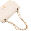 Cremefarbene Chanel Timeless Handtasche Double Flap Bag Medium Größe aus hellem Raffia Stroh Material mit goldener Hardware detail Kette