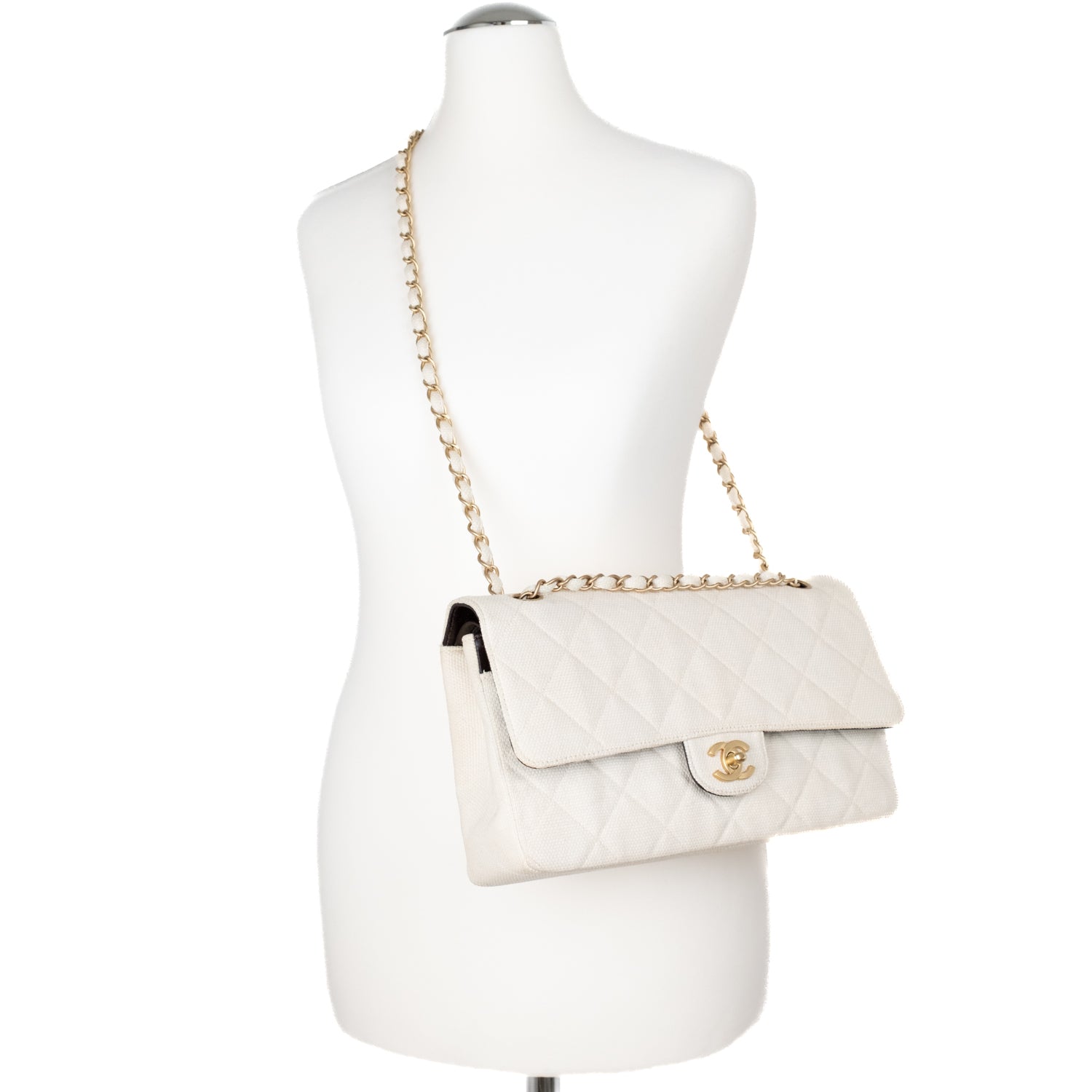 Cremefarbene Chanel Timeless Handtasche Double Flap Bag Medium Größe aus hellem Raffia Stroh Material mit goldener Hardware Tragebild