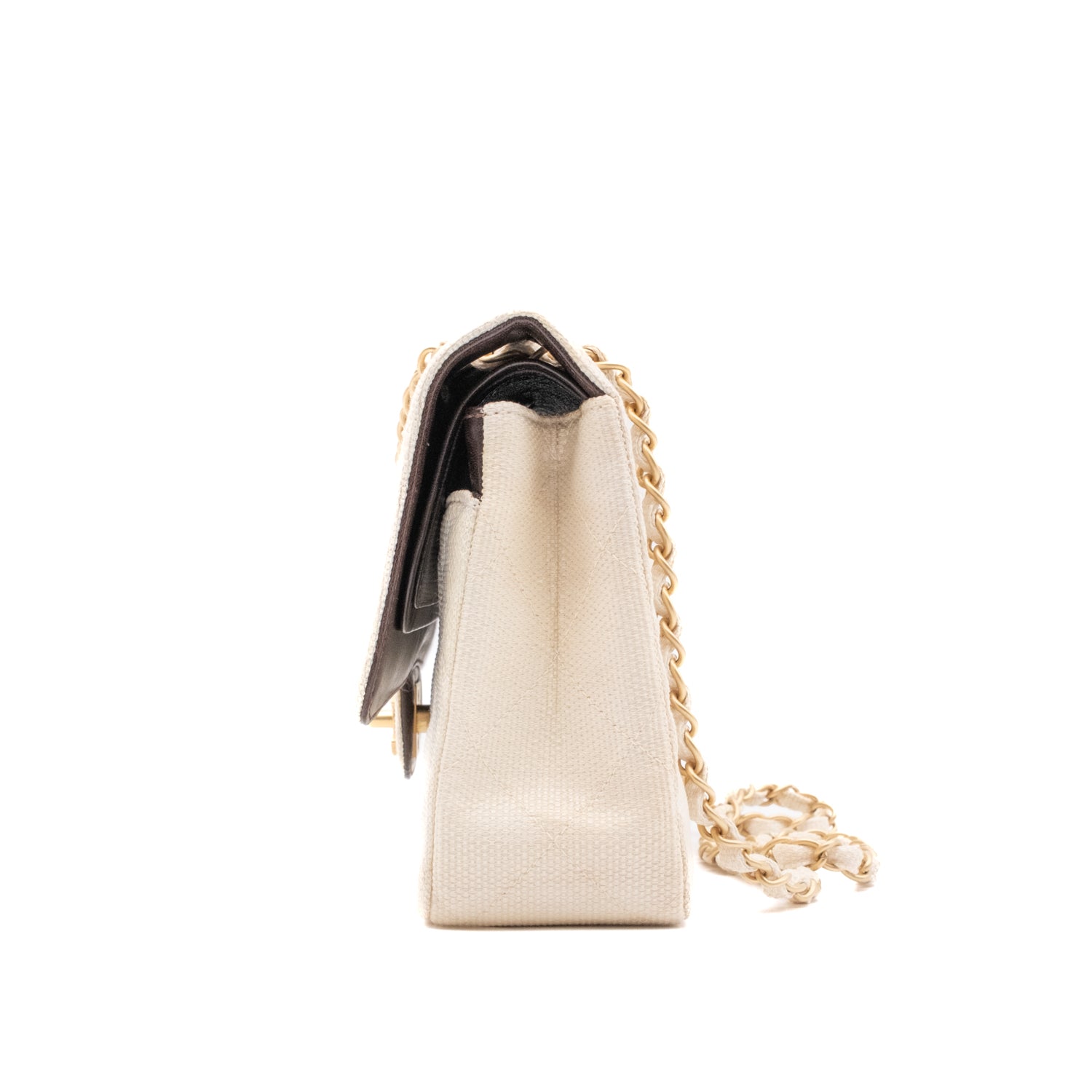 Cremefarbene Chanel Timeless Handtasche Double Flap Bag Medium Größe aus hellem Raffia Stroh Material mit goldener Hardware seitlich rechts 