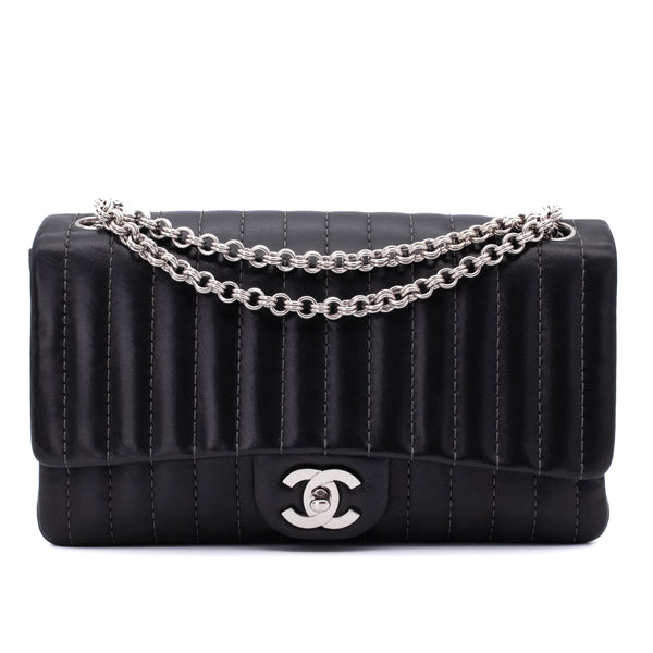Chanel Classic Single Flap Medium Lammleder Schwarz Mademoiselle Vertical Quilted SHW