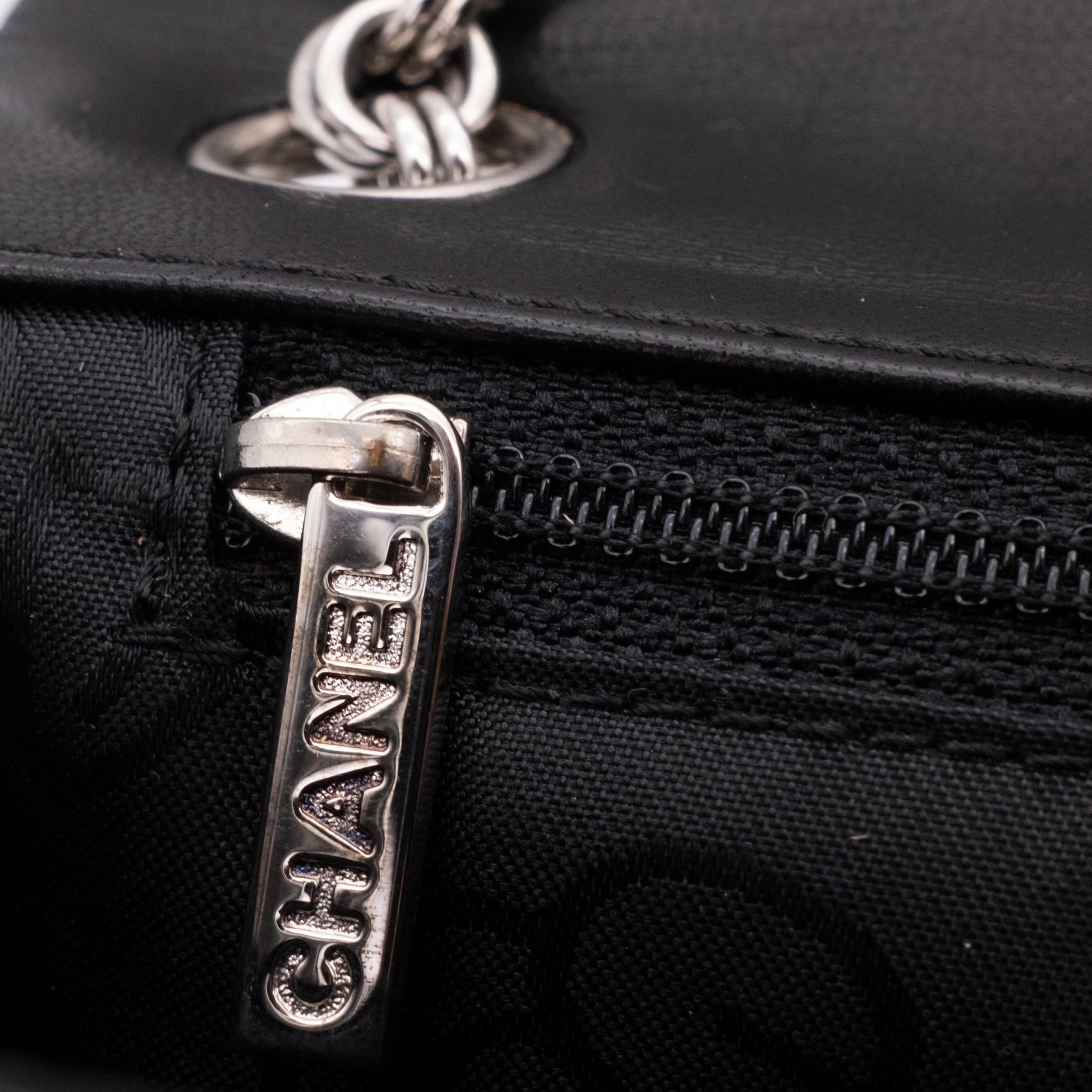 Chanel Classic Single Flap Medium Lammleder Schwarz Mademoiselle Vertical Quilted SHW