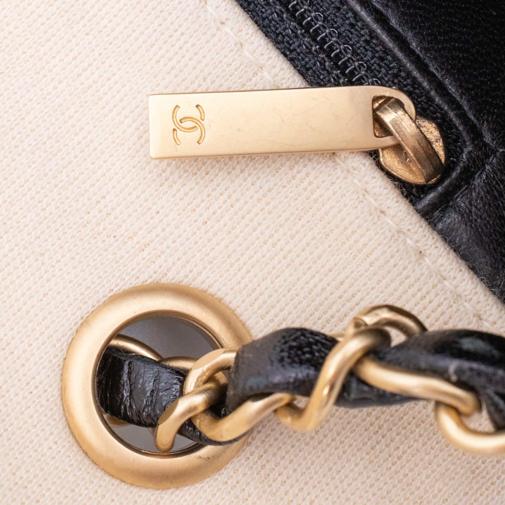 Chanel Classic Single Flap East West Microquilting Jersey Beige Schwarz GHW Matt