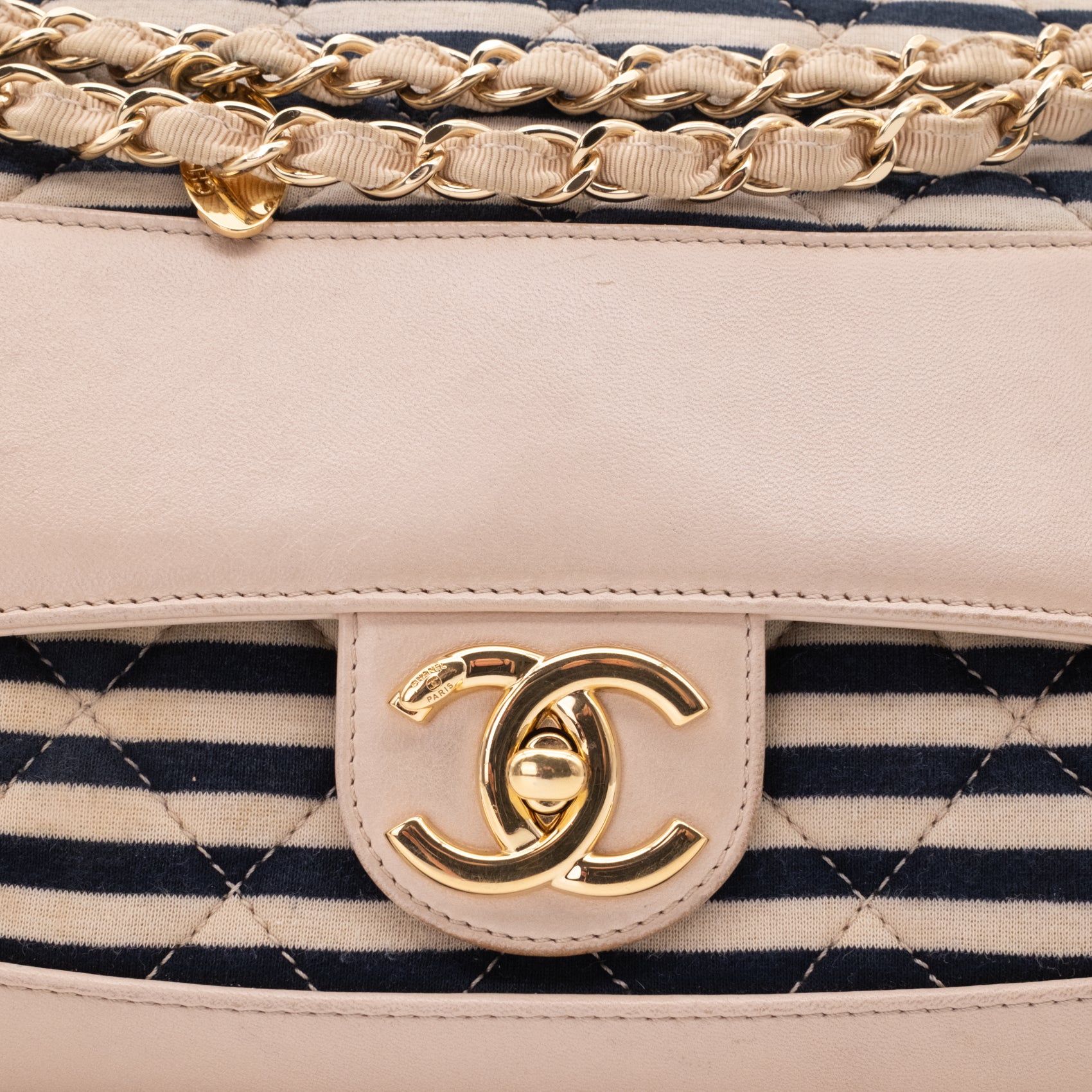 Chanel Classic Single Flap Bag in Ju bo Größe aus dunkelblauem und Cremefarbenen Jersey Material mit Streifen und goldfarbener Hardware Detail