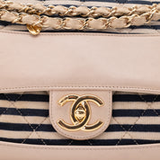 Chanel Classic Single Flap Bag in Ju bo Größe aus dunkelblauem und Cremefarbenen Jersey Material mit Streifen und goldfarbener Hardware Detail