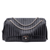 Chanel Classic Jumbo Single Flap Schultertasche Lammleder Schwarz Vertical Quilted Mademoiselle SHW