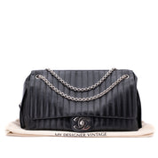 Chanel Classic Jumbo Single Flap Schultertasche Lammleder Schwarz Vertical Quilted Mademoiselle SHW