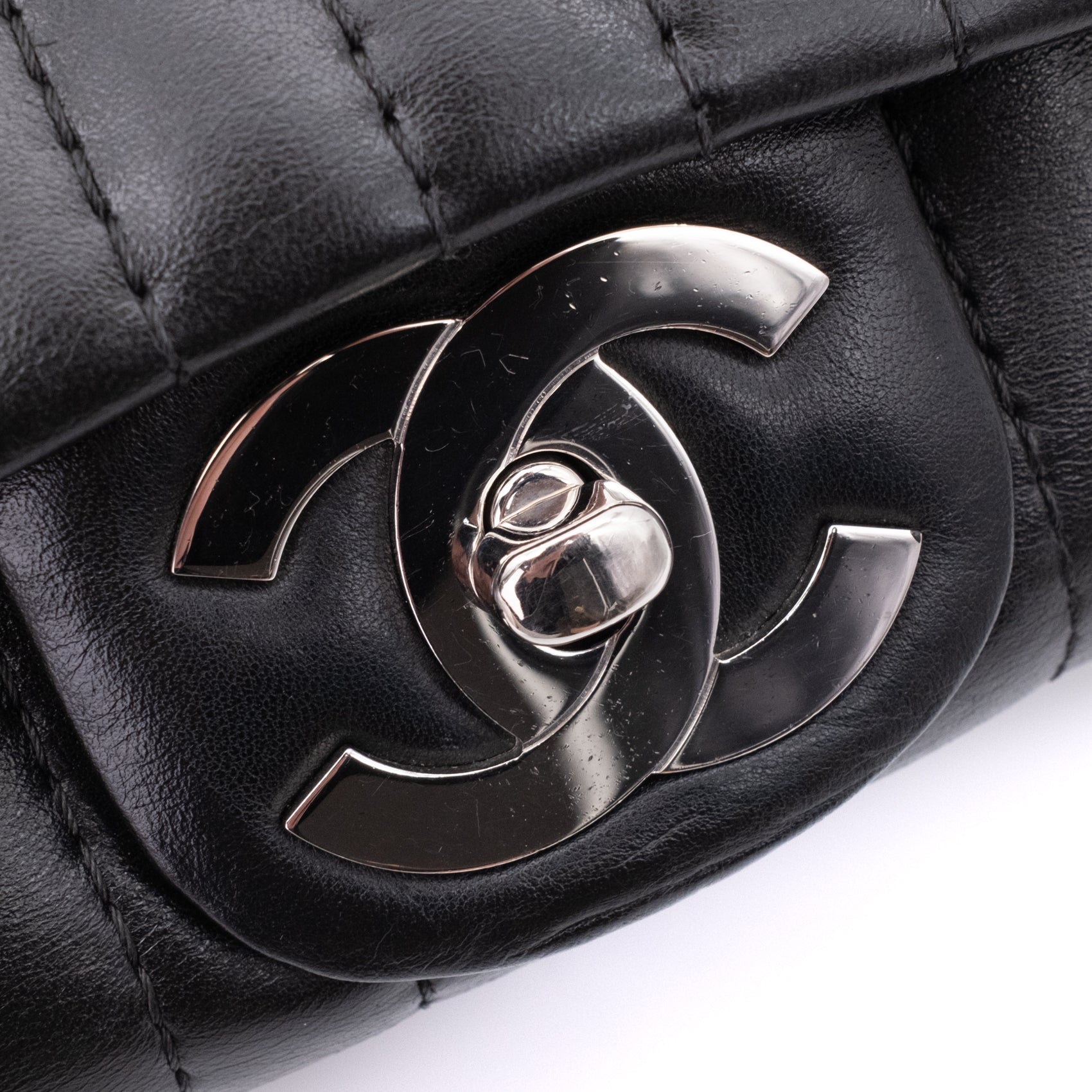 Chanel Classic Jumbo Single Flap Schultertasche Lammleder Schwarz Vertical Quilted Mademoiselle SHW