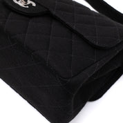 Schwarze Chanel Timeless Handtasche Double Face Medium Größe aus Jersey Material mit silberner Hardware Detail Ecken Vorne rechts