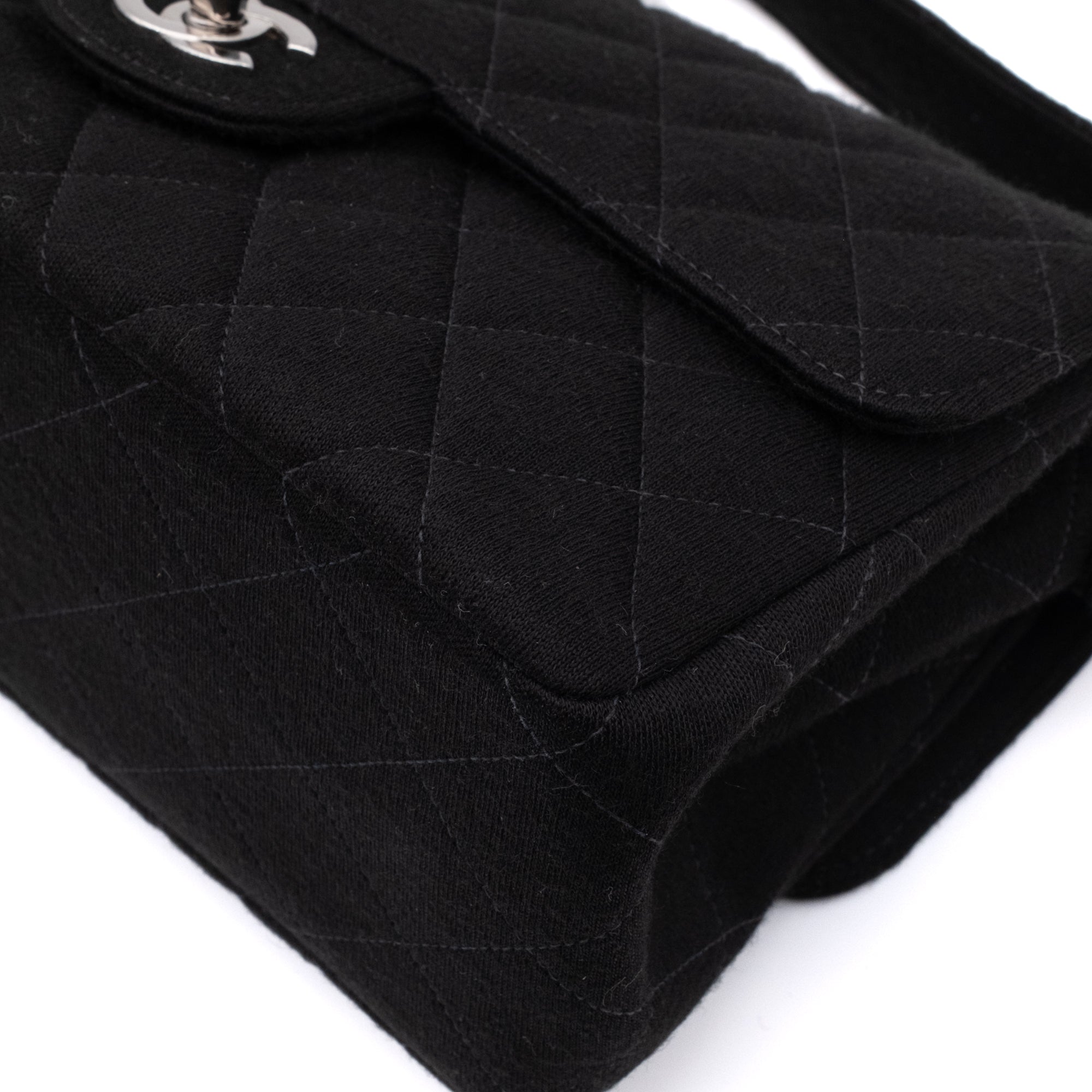 Schwarze Chanel Timeless Handtasche Double Face Medium Größe aus Jersey Material mit silberner Hardware Detail Ecken Vorne rechts