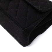 Schwarze Chanel Timeless Handtasche Double Face Medium Größe aus Jersey Material mit silberner Hardware Detail Ecken hinten rechts