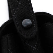 Schwarze Chanel Timeless Handtasche Double Face Medium Größe aus Jersey Material mit silberner Hardware Detail Knöpfe rechts