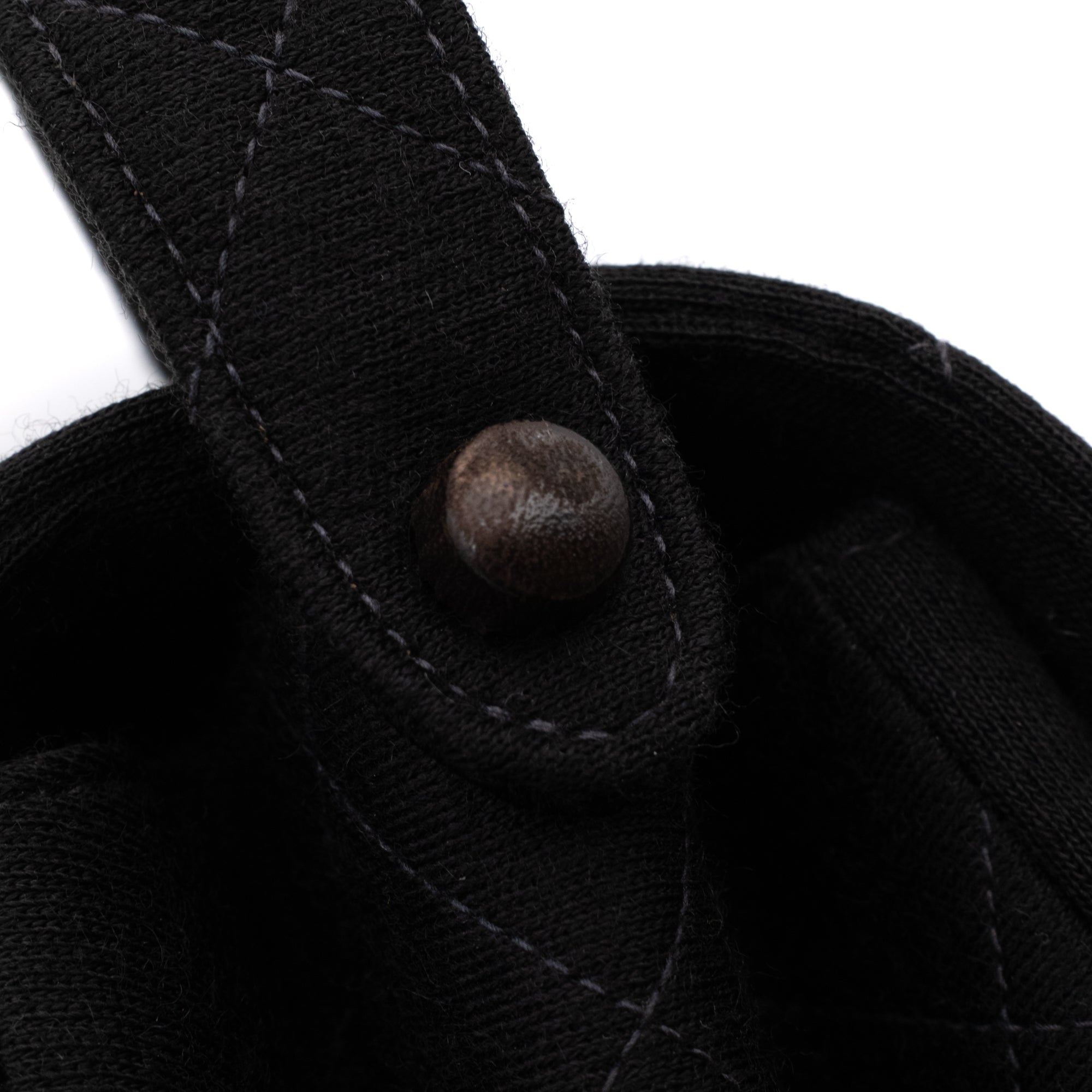 Schwarze Chanel Timeless Handtasche Double Face Medium Größe aus Jersey Material mit silberner Hardware Detail Knöpfe links 