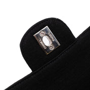Schwarze Chanel Timeless Handtasche Double Face Medium Größe aus Jersey Material mit silberner Hardware Detail Verschluss innen