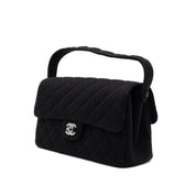 Schwarze Chanel Timeless Handtasche Double Face Medium Größe aus Jersey Material mit silberner Hardware Halbe Seitenansicht vorne