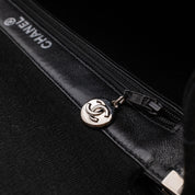 Schwarze Chanel Timeless Handtasche Double Face Medium Größe aus Jersey Material mit silberner Hardware Detail Reißverschluss 