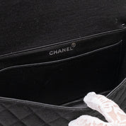 Schwarze Chanel Timeless Handtasche Double Face Medium Größe aus Jersey Material mit silberner Hardware Detail Logo Stempel 