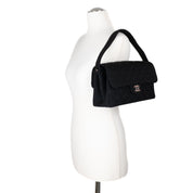 Schwarze Chanel Timeless Handtasche Double Face Medium Größe aus Jersey Material mit silberner Hardware Tragebild