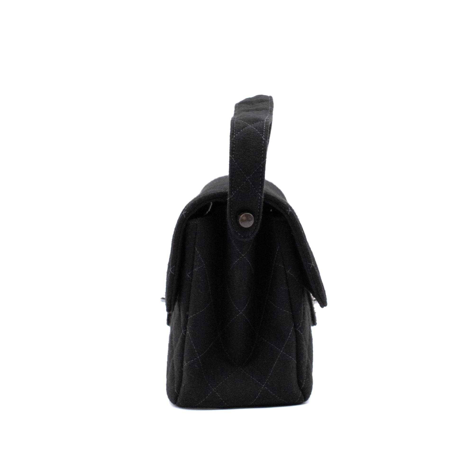 Schwarze Chanel Timeless Handtasche Double Face Medium Größe aus Jersey Material mit silberner Hardware Seitenansicht links