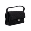 Schwarze Chanel Timeless Handtasche Double Face Medium Größe aus Jersey Material mit silberner Hardware halbe Seitenansicht rechts