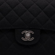 Schwarze Chanel Timeless Handtasche Double Face Medium Größe aus Jersey Material mit silberner Hardware detail CC Verschluss 