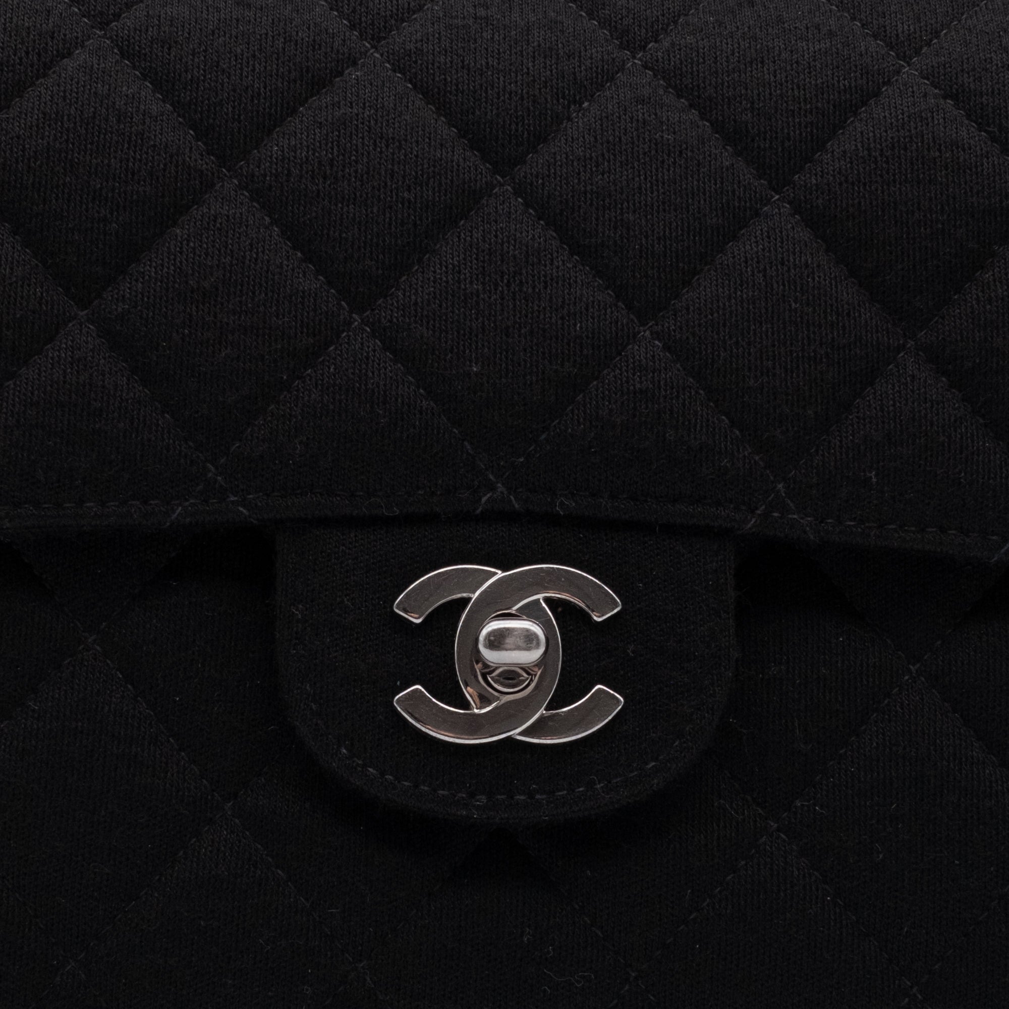 Schwarze Chanel Timeless Handtasche Double Face Medium Größe aus Jersey Material mit silberner Hardware detail CC Verschluss 