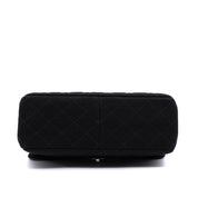 Schwarze Chanel Timeless Handtasche Double Face Medium Größe aus Jersey Material mit silberner Hardware Bodenansicht