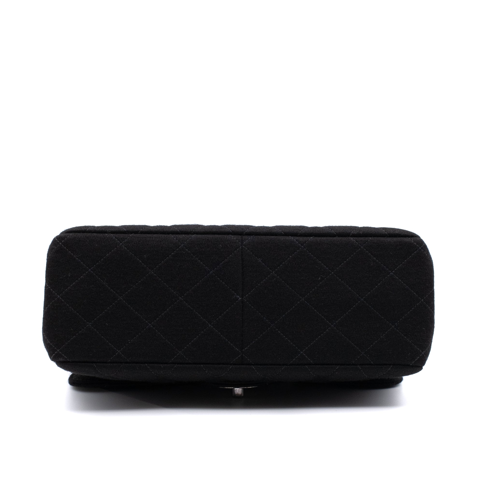 Schwarze Chanel Timeless Handtasche Double Face Medium Größe aus Jersey Material mit silberner Hardware Bodenansicht