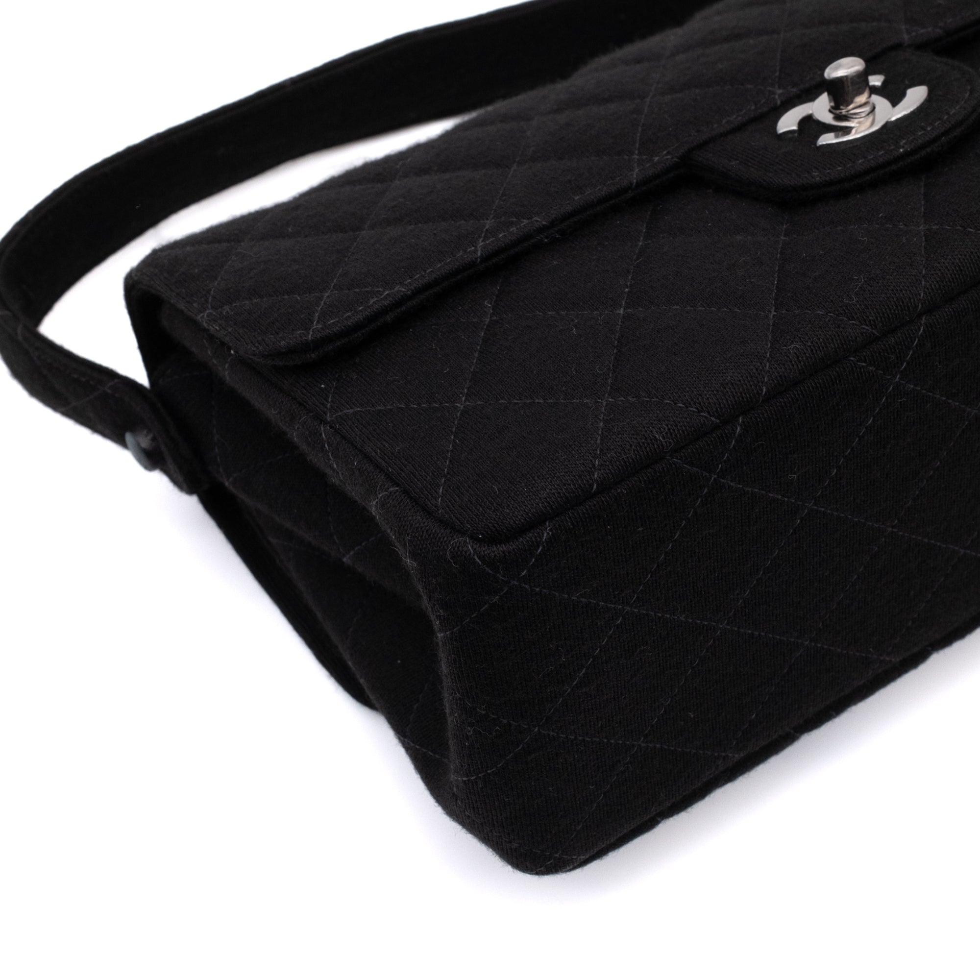 Schwarze Chanel Timeless Handtasche Double Face Medium Größe aus Jersey Material mit silberner Hardware Detail Ecken Vorne links