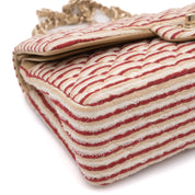 Gestreifte Chanel Timeless Handtasche Double Flap Bag in Rot Creme mit Perlenkette in Medium Größe mit goldener Hardware Eckenansicht links 