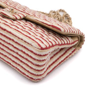 Gestreifte Chanel Timeless Handtasche Double Flap Bag in Rot Creme mit Perlenkette in Medium Größe mit goldener Hardware Eckenansicht Rechts 