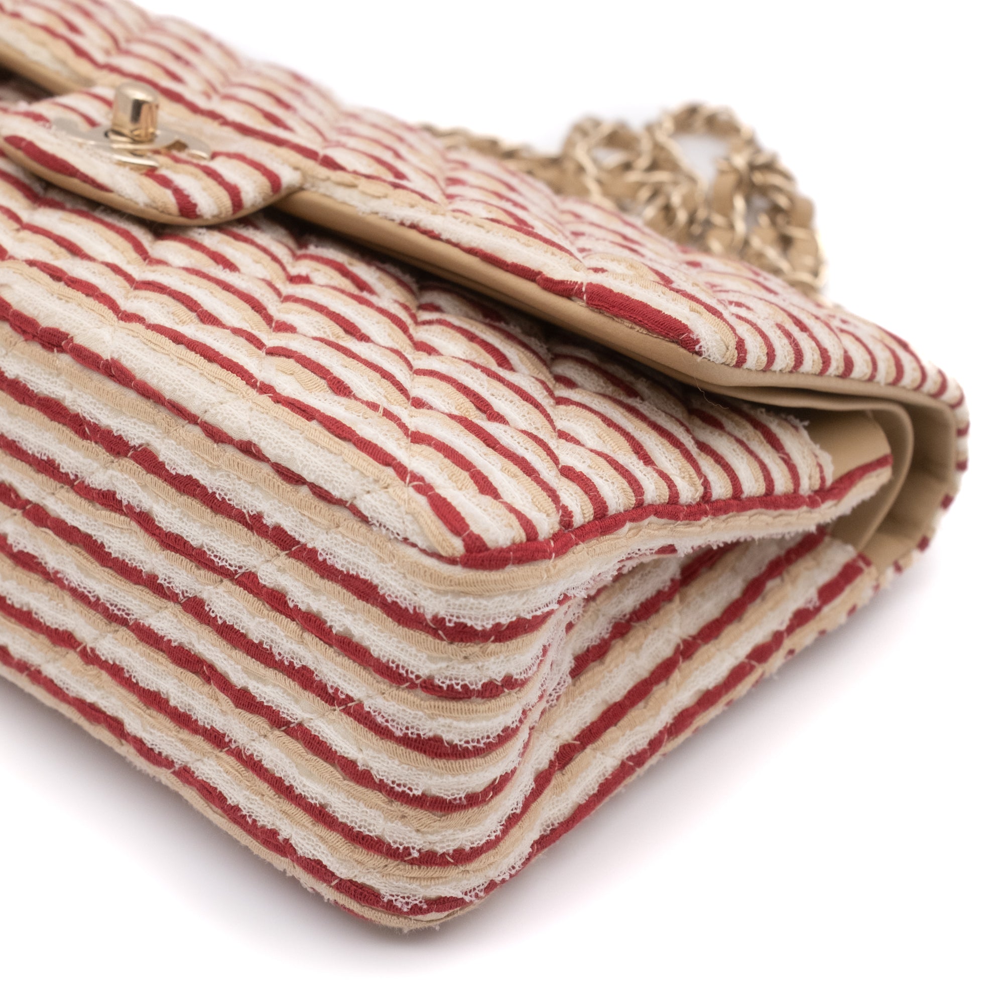 Gestreifte Chanel Timeless Handtasche Double Flap Bag in Rot Creme mit Perlenkette in Medium Größe mit goldener Hardware Eckenansicht Rechts 