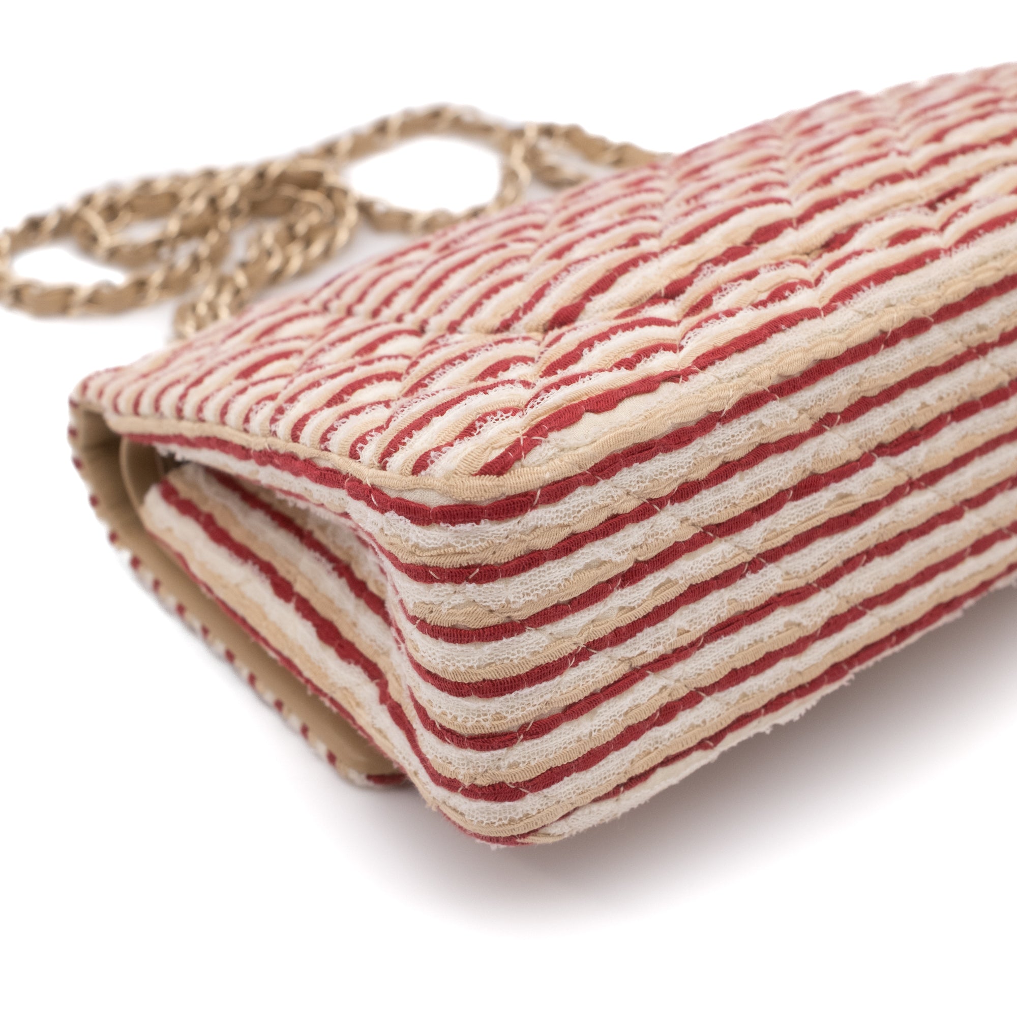 Gestreifte Chanel Timeless Handtasche Double Flap Bag in Rot Creme mit Perlenkette in Medium Größe mit goldener Hardware Eckenansicht links hinten 