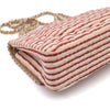 Gestreifte Chanel Timeless Handtasche Double Flap Bag in Rot Creme mit Perlenkette in Medium Größe mit goldener Hardware Eckenansicht links hinten 