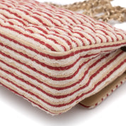 Gestreifte Chanel Timeless Handtasche Double Flap Bag in Rot Creme mit Perlenkette in Medium Größe mit goldener Hardware Eckenansicht hinten rechts 