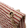 Gestreifte Chanel Timeless Handtasche Double Flap Bag in Rot Creme mit Perlenkette in Medium Größe mit goldener Hardware Ösen Detail