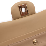 Gestreifte Chanel Timeless Handtasche Double Flap Bag in Rot Creme mit Perlenkette in Medium Größe mit goldener Hardware Hardware Innen Detail