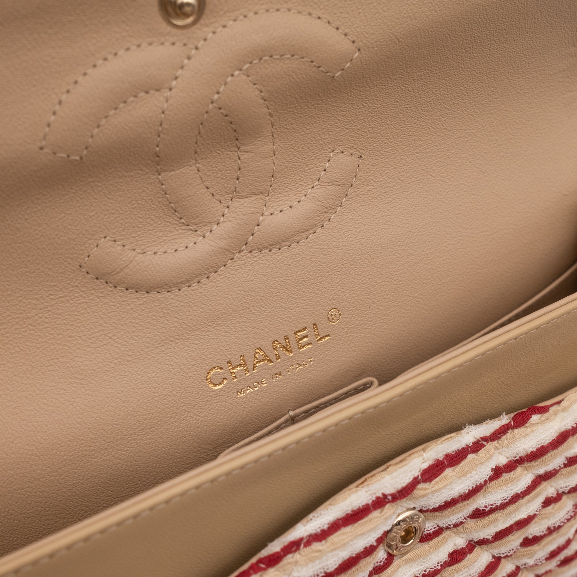 Gestreifte Chanel Timeless Handtasche Double Flap Bag in Rot Creme mit Perlenkette in Medium Größe mit goldener Hardware Logo Stamp Detail