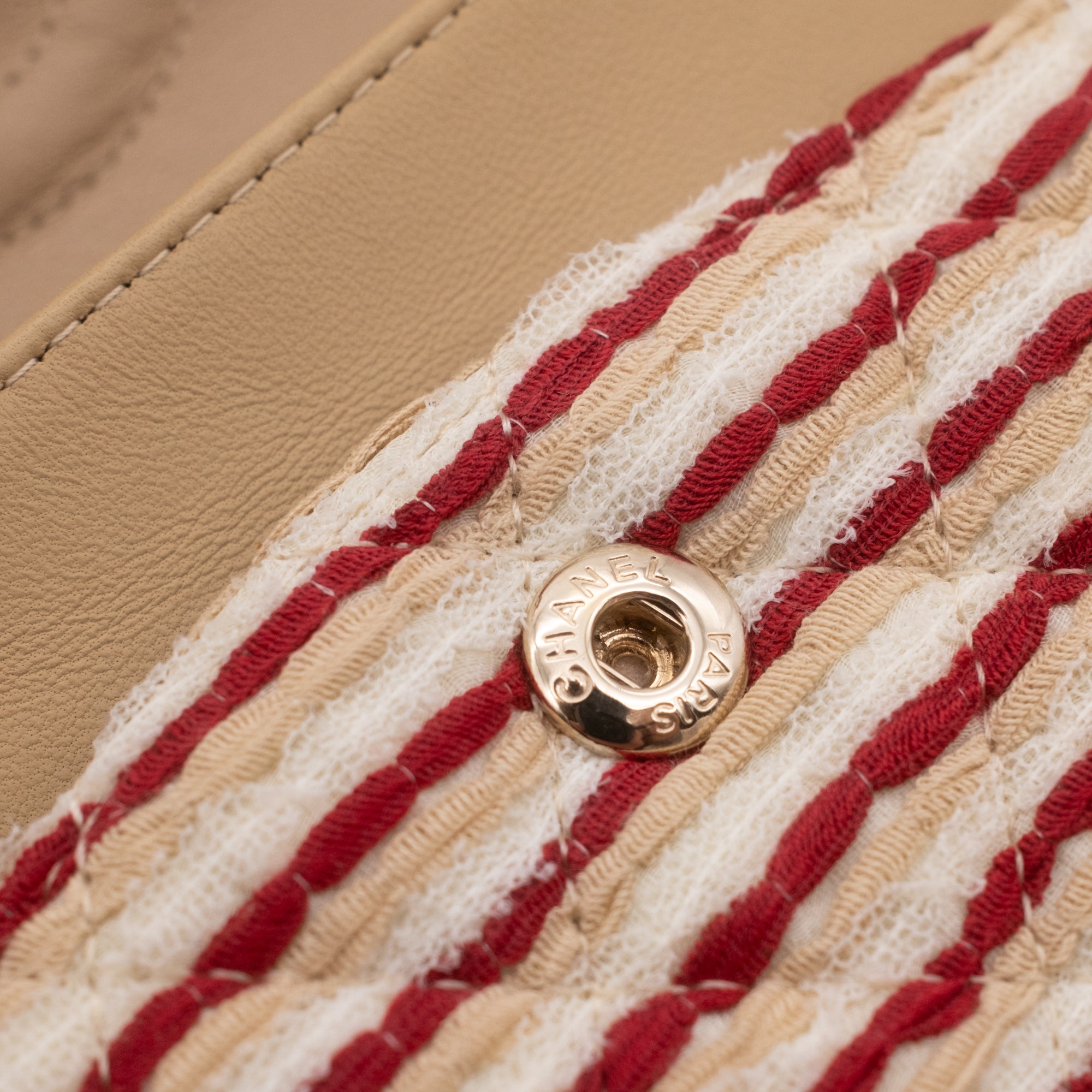 Gestreifte Chanel Timeless Handtasche Double Flap Bag in Rot Creme mit Perlenkette in Medium Größe mit goldener Hardware Knopf Detail Innen