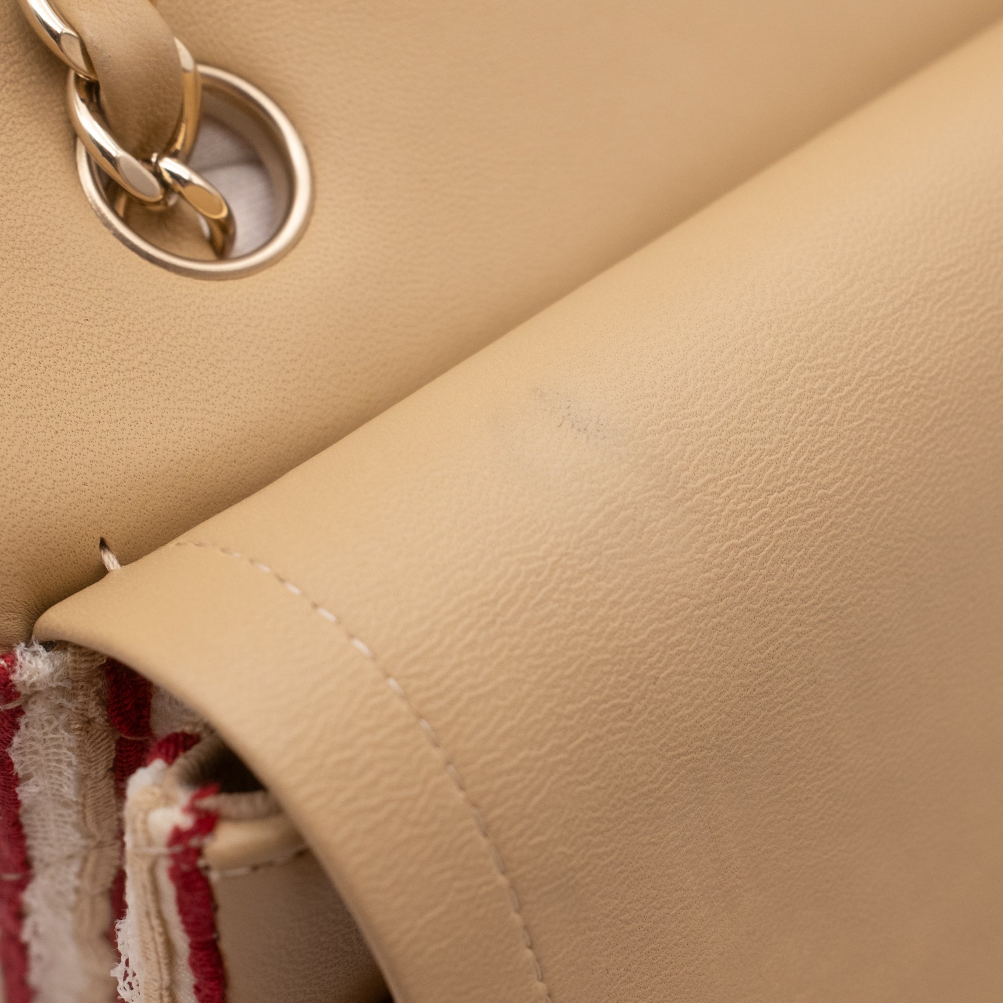 Gestreifte Chanel Timeless Handtasche Double Flap Bag in Rot Creme mit Perlenkette in Medium Größe mit goldener Hardware Druckstellen Innen Detail
