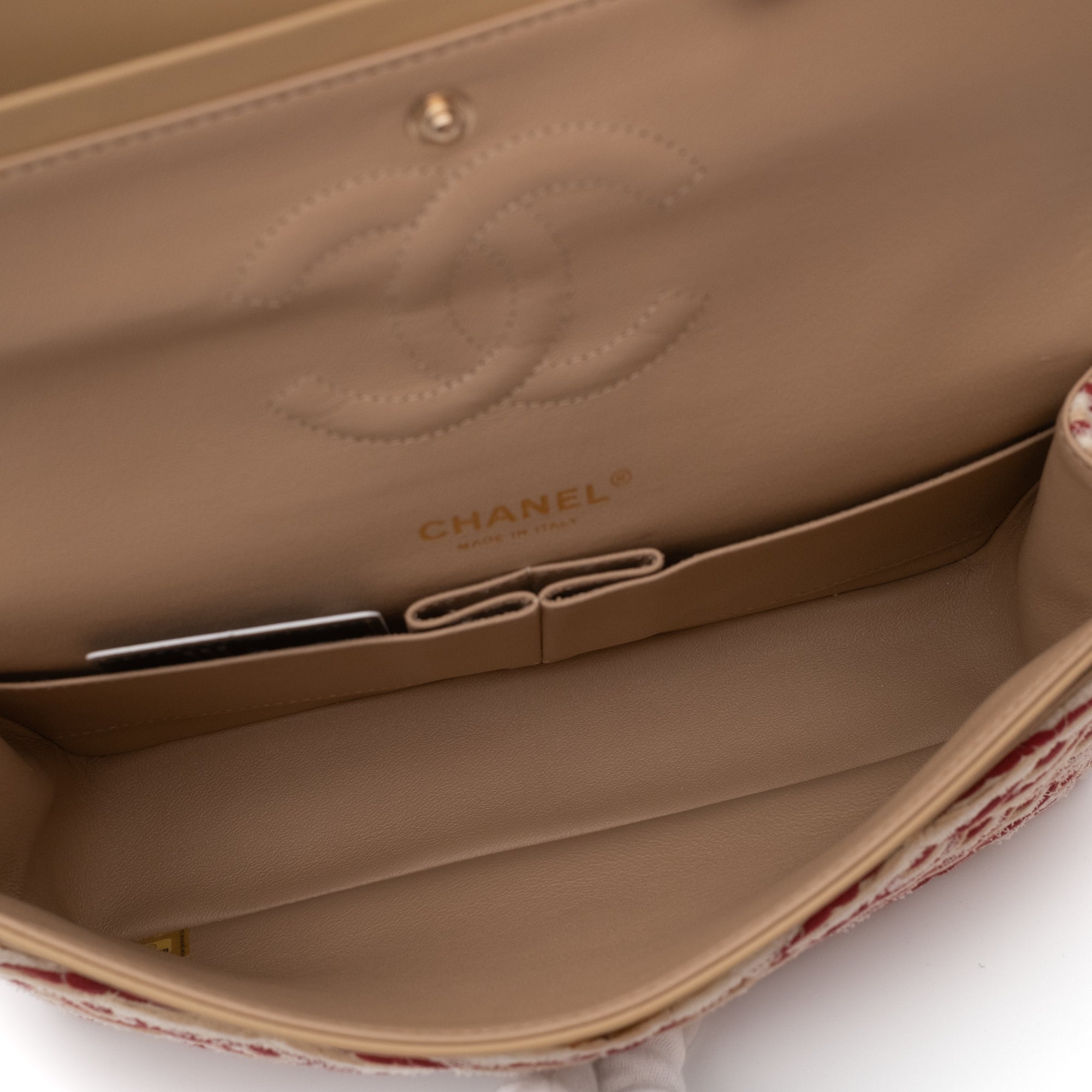 Gestreifte Chanel Timeless Handtasche Double Flap Bag in Rot Creme mit Perlenkette in Medium Größe mit goldener Hardware Innenraum Detail