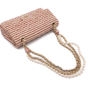 Gestreifte Chanel Timeless Handtasche Double Flap Bag in Rot Creme mit Perlenkette in Medium Größe mit goldener Hardware Liegend