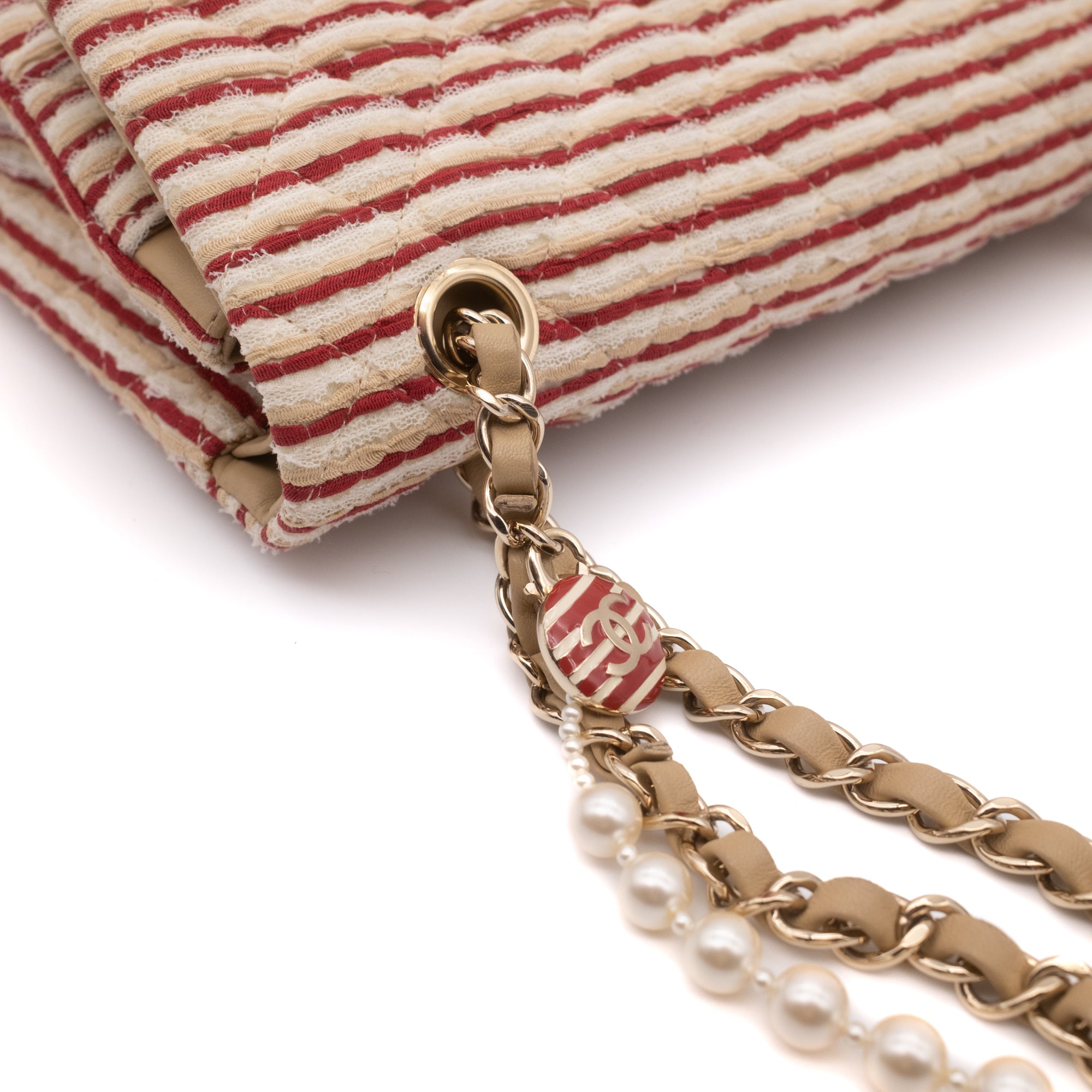 Gestreifte Chanel Timeless Handtasche Double Flap Bag in Rot Creme mit Perlenkette in Medium Größe mit goldener Hardware Schulterkette Detail 