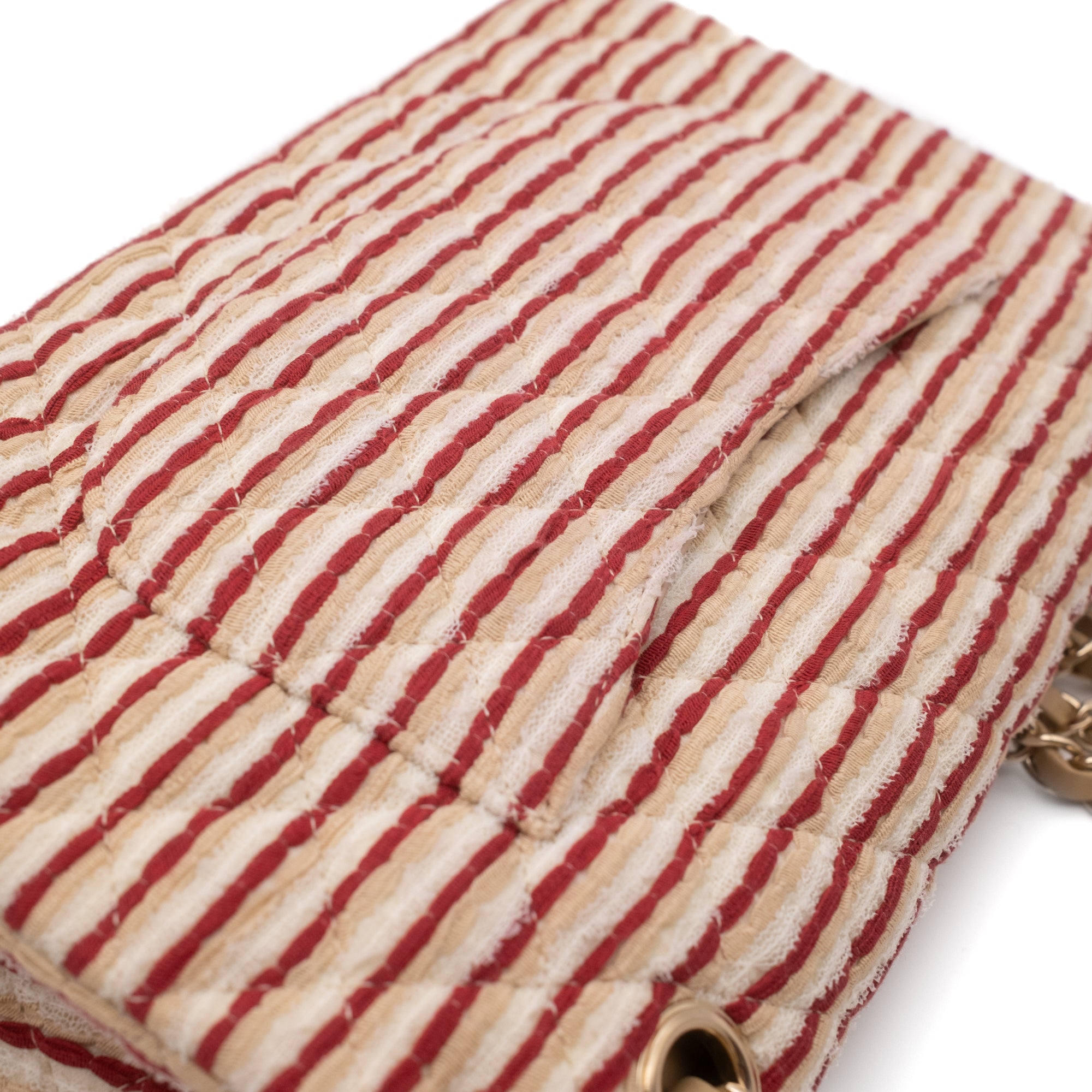 Gestreifte Chanel Timeless Handtasche Double Flap Bag in Rot Creme mit Perlenkette in Medium Größe mit goldener Hardware Rückansicht Detail