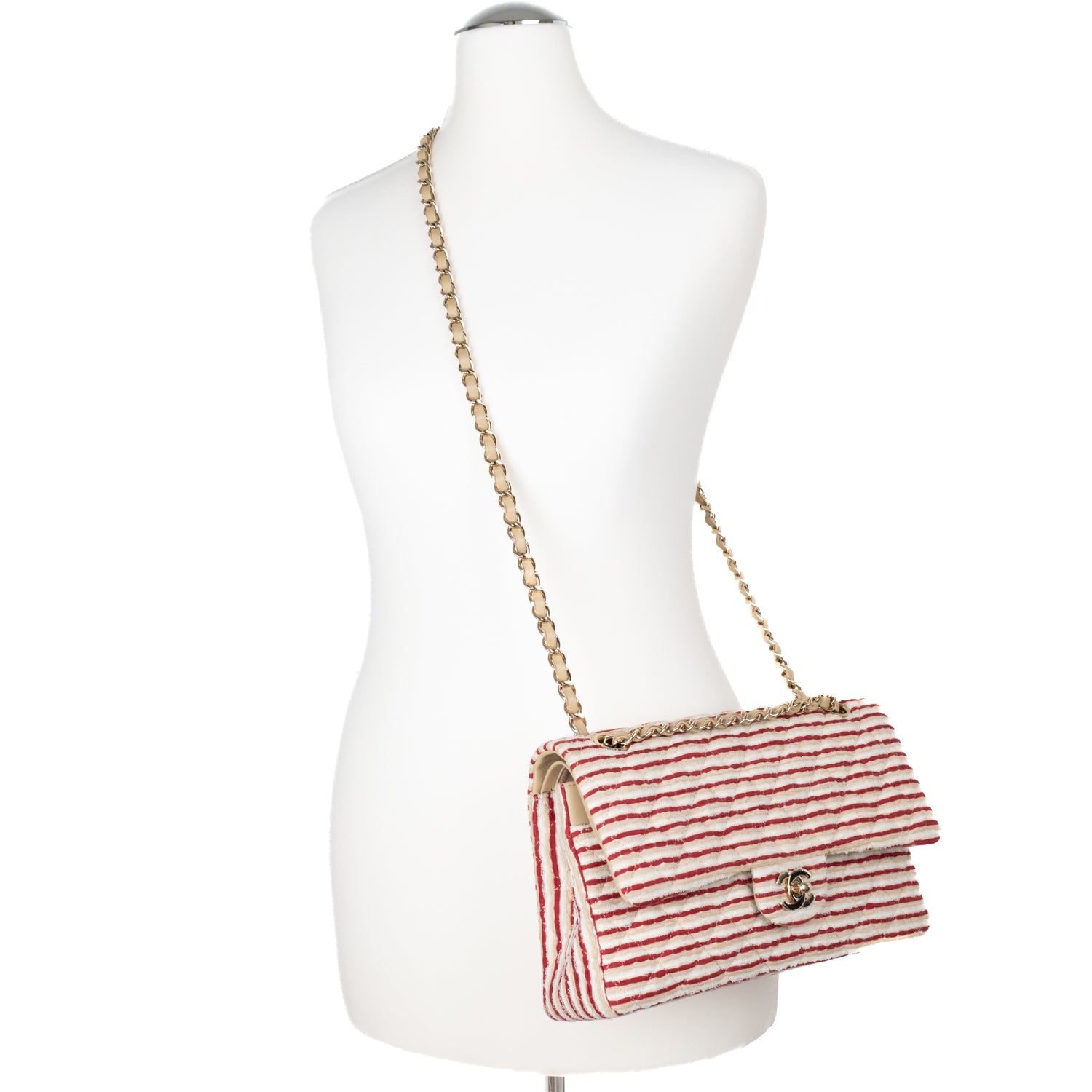 Gestreifte Chanel Timeless Handtasche Double Flap Bag in Rot Creme mit Perlenkette in Medium Größe mit goldener Hardware Tragebild