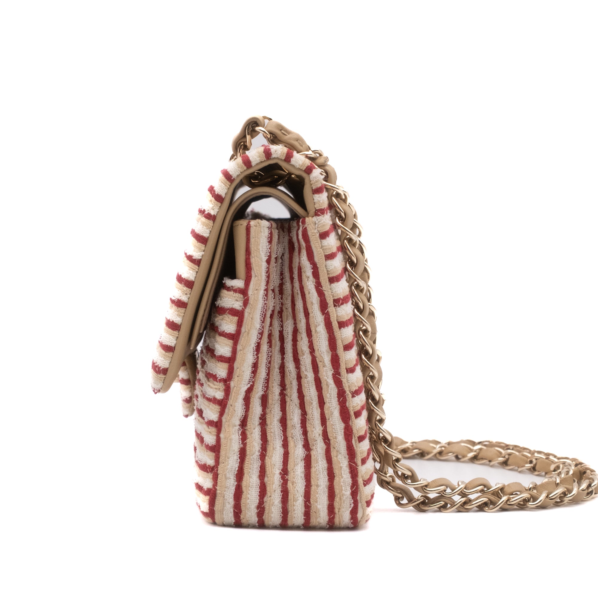 Gestreifte Chanel Timeless Handtasche Double Flap Bag in Rot Creme mit Perlenkette in Medium Größe mit goldener Hardware Seitenansicht links