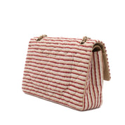 Gestreifte Chanel Timeless Handtasche Double Flap Bag in Rot Creme mit Perlenkette in Medium Größe mit goldener Hardware halbe Rückansicht rechts