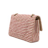 Gestreifte Chanel Timeless Handtasche Double Flap Bag in Rot Creme mit Perlenkette in Medium Größe mit goldener Hardware halbe Rückansicht rechts