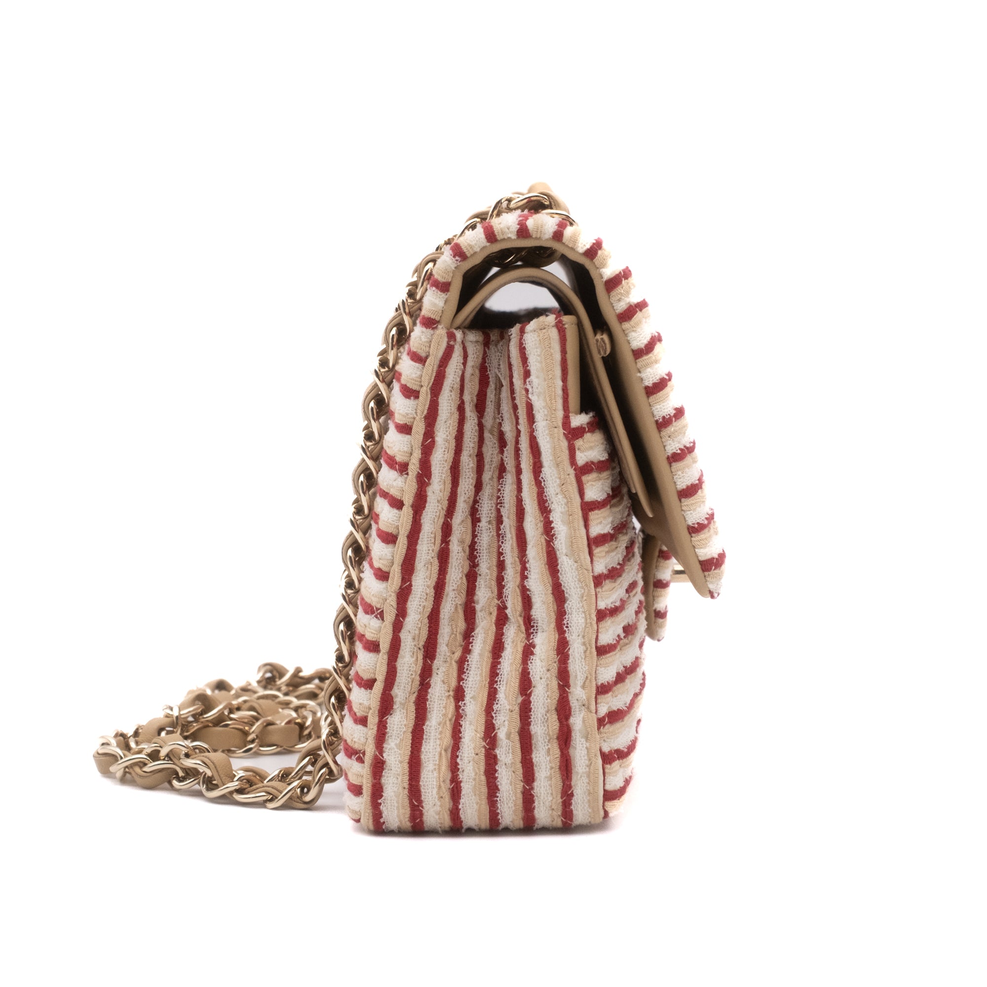 Gestreifte Chanel Timeless Handtasche Double Flap Bag in Rot Creme mit Perlenkette in Medium Größe mit goldener Hardware Seitenansicht rechts