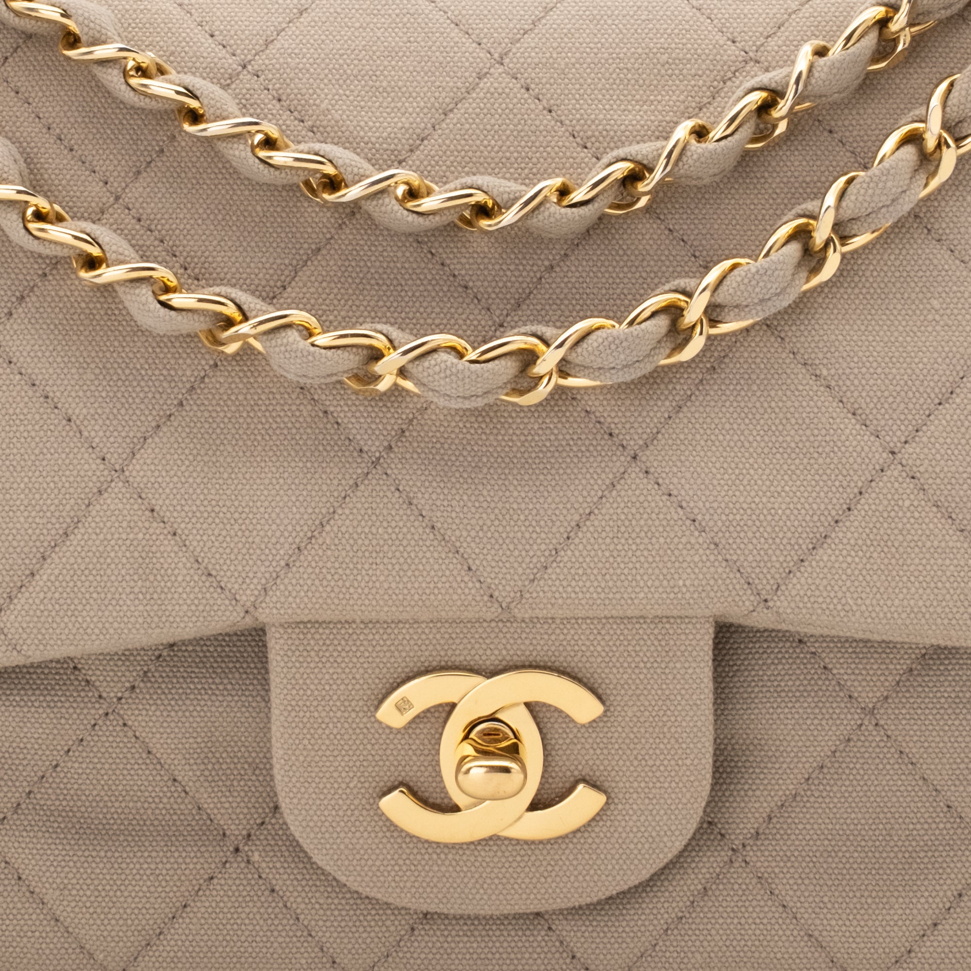Chanel Timeless Double Flap Bag Handtasche in Beige Medium Größe aus Jeans Denim Material mit goldener Hardware detail CC Verschluss 